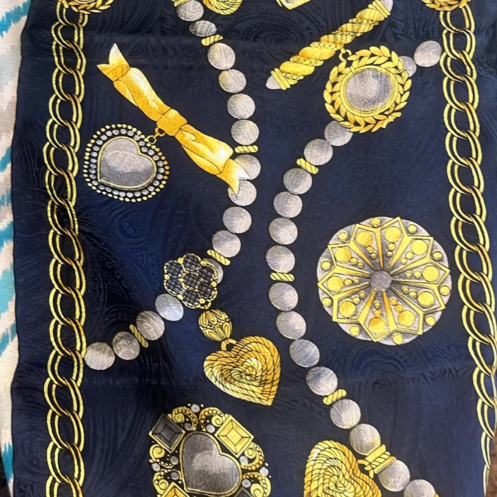 Alfred 🌟 Sung silk scarf vintage. 52 x 10